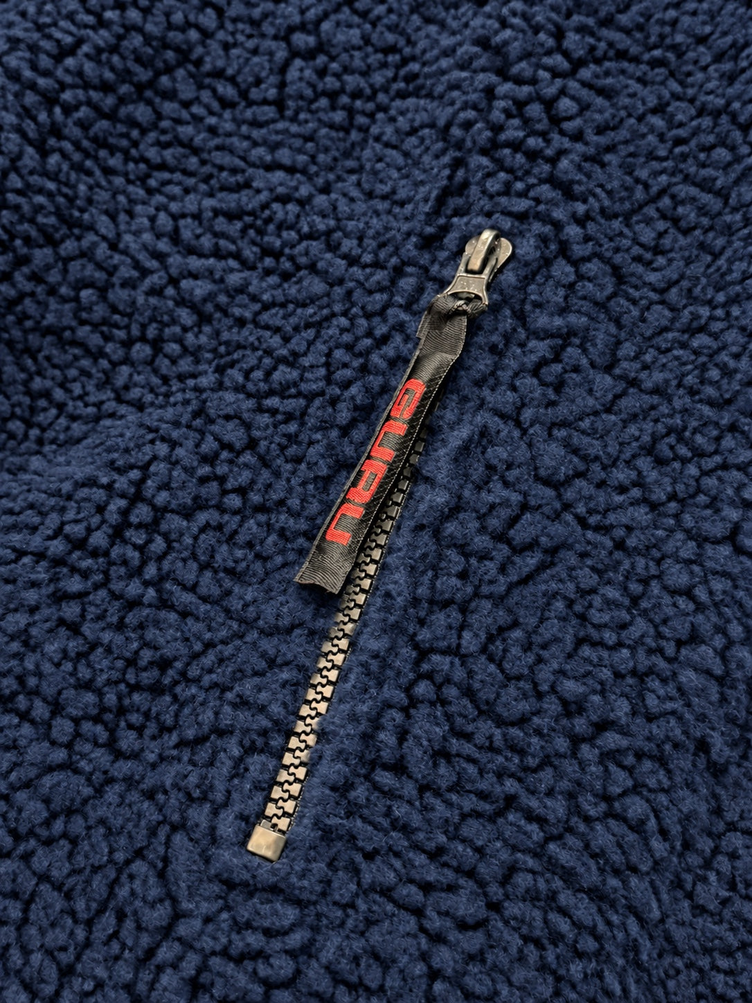 GU1045 blu – dettaglio tessuto teddy e tasca con zip GURU