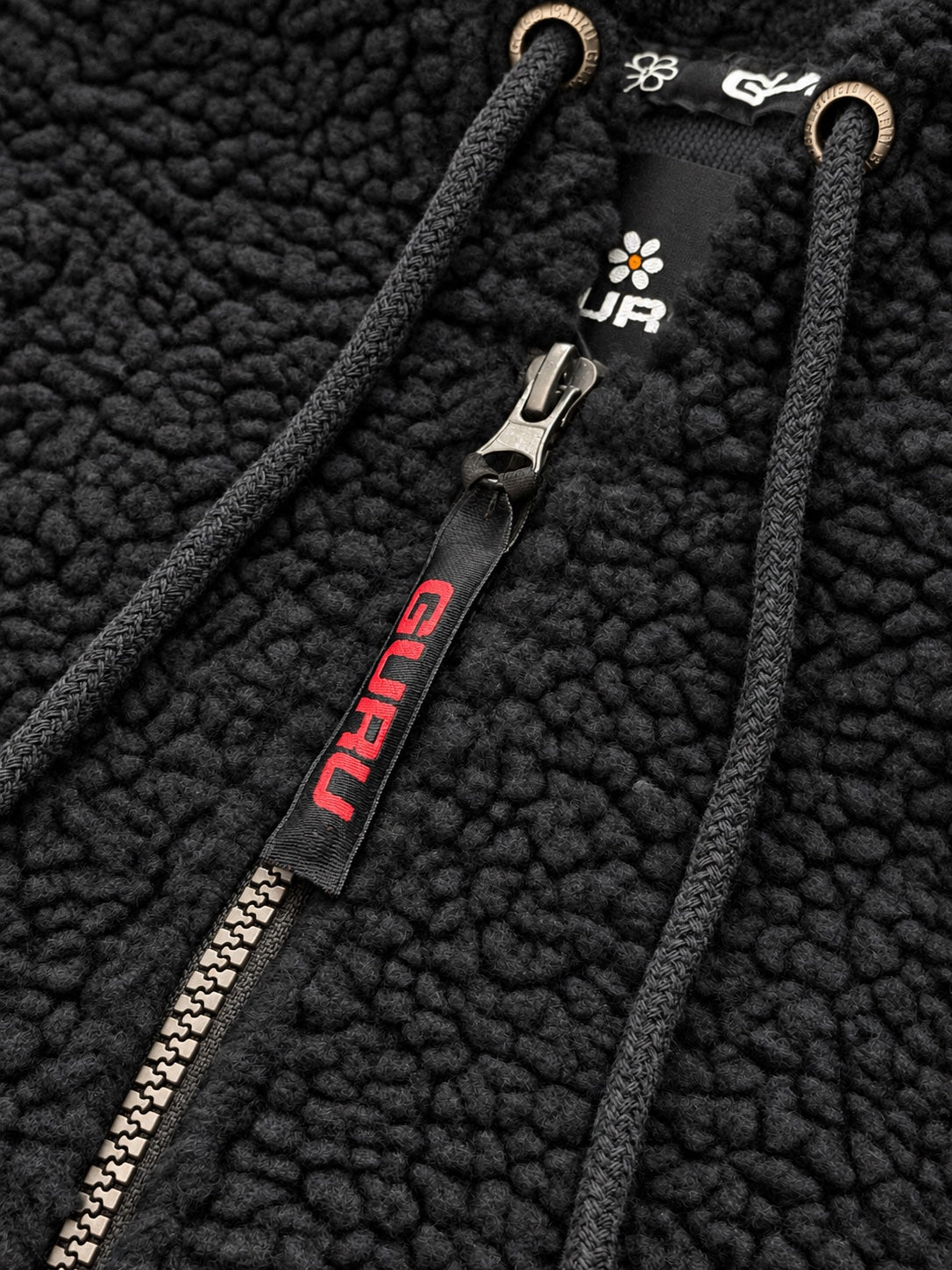 GU1045 nero – dettaglio cappuccio, coulisse e zip