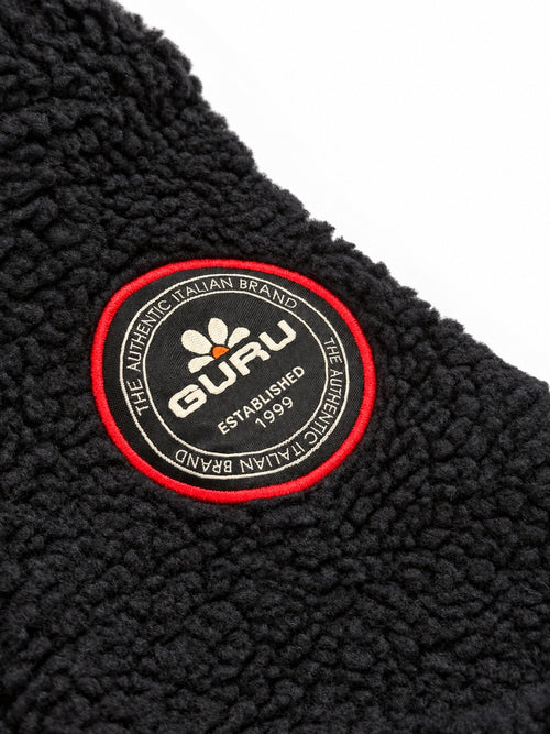 Carica immagine 1 in visualizzazione galleria. GU1045 nero – dettaglio patch GURU sulla manica