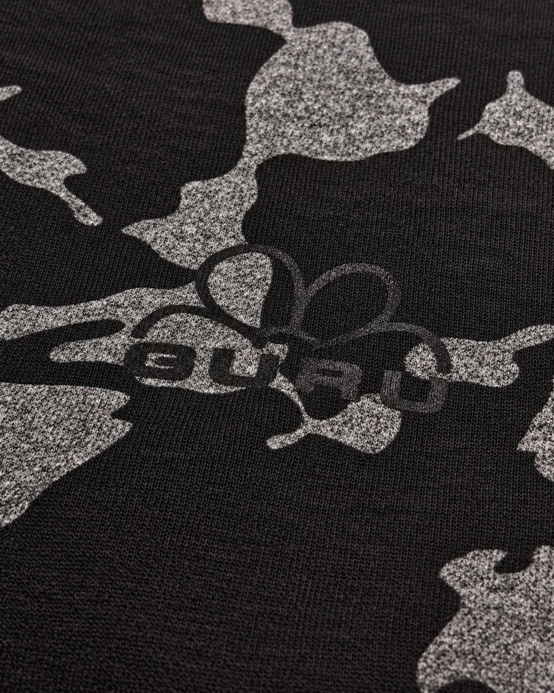Pantalone GURU 1123 nero: dettaglio del logo e del tessuto mimetico