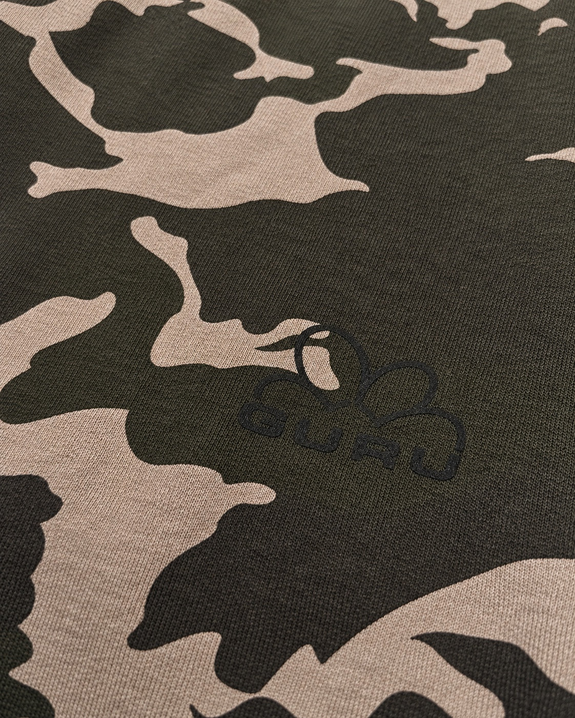 Pantalone GURU 1123 verde militare: dettaglio del logo e del tessuto mimetico