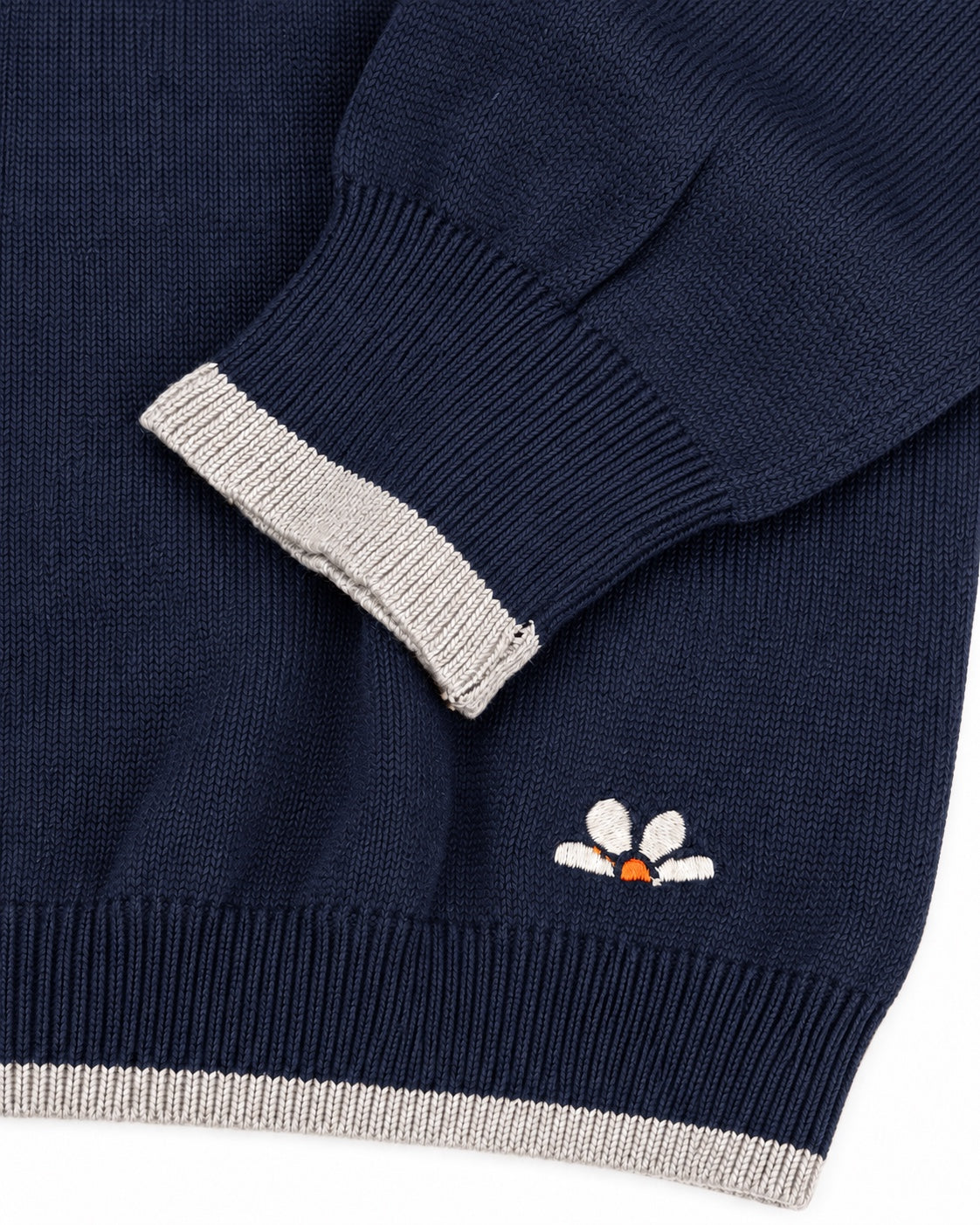 Maglioncino GURU G2001 Blu navy: dettaglio di polsino, fondo a contrasto e fiore ricamato