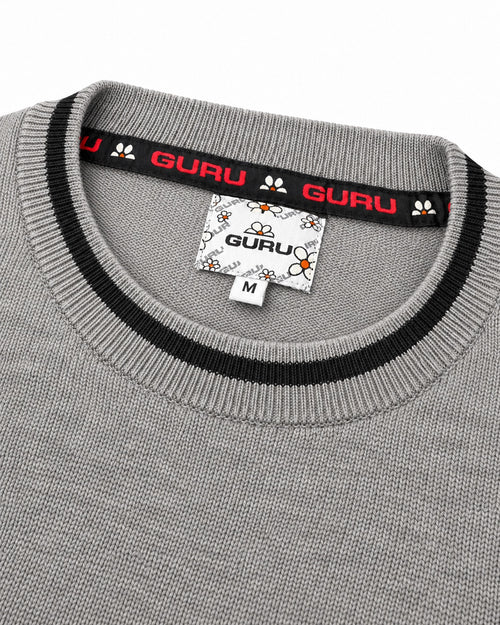 Carica immagine 1 in visualizzazione galleria. Maglioncino uomo GURU con scollo tondo Grigio: dettaglio girocollo e nastro logato
