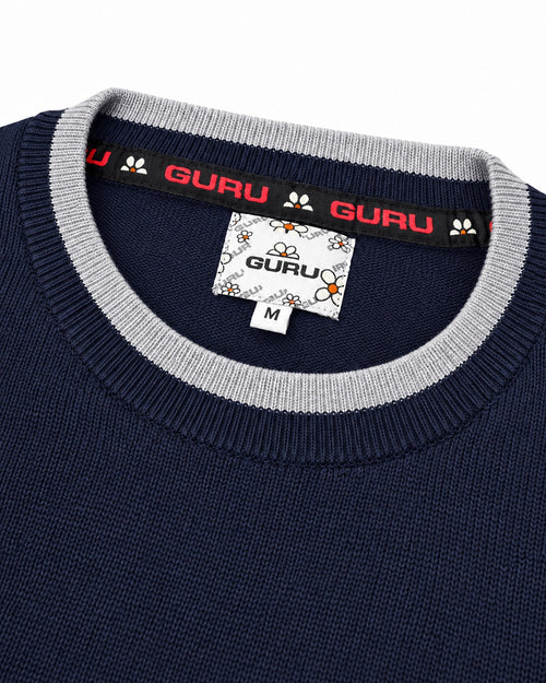 Carica immagine 1 in visualizzazione galleria. Maglioncino uomo GURU con scollo tondo Blu navy: dettaglio girocollo e nastro logato