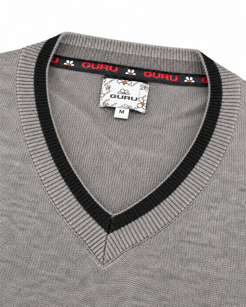 Carica immagine 1 in visualizzazione galleria. Maglioncino uomo GURU con scollo a V Grigio: dettaglio scollo e nastro logato