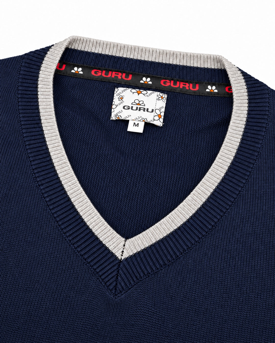 Maglioncino uomo GURU con scollo a V Blu navy: dettaglio scollo e nastro logato