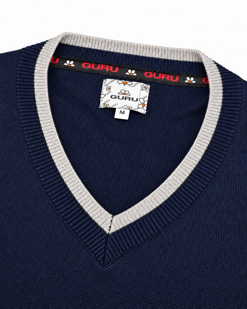 Carica immagine 1 in visualizzazione galleria. Maglioncino uomo GURU con scollo a V Blu navy: dettaglio scollo e nastro logato