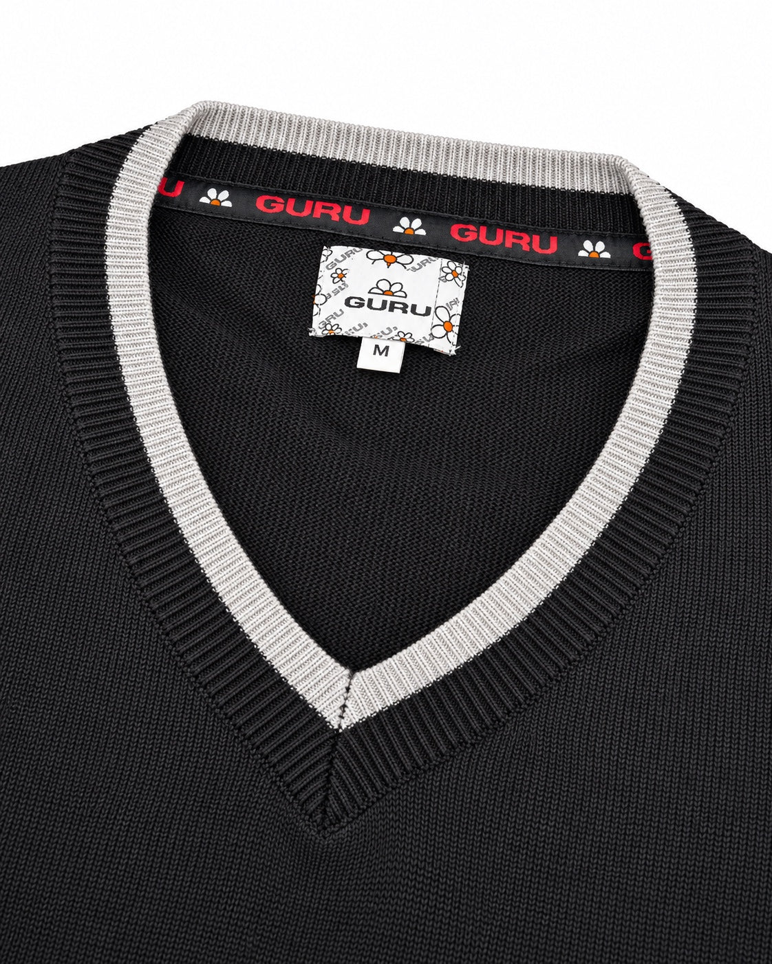Maglioncino uomo GURU con scollo a V Nero: dettaglio scollo e nastro logato