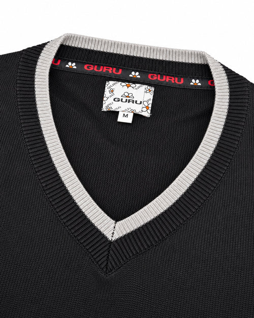 Carica immagine 1 in visualizzazione galleria. Maglioncino uomo GURU con scollo a V Nero: dettaglio scollo e nastro logato