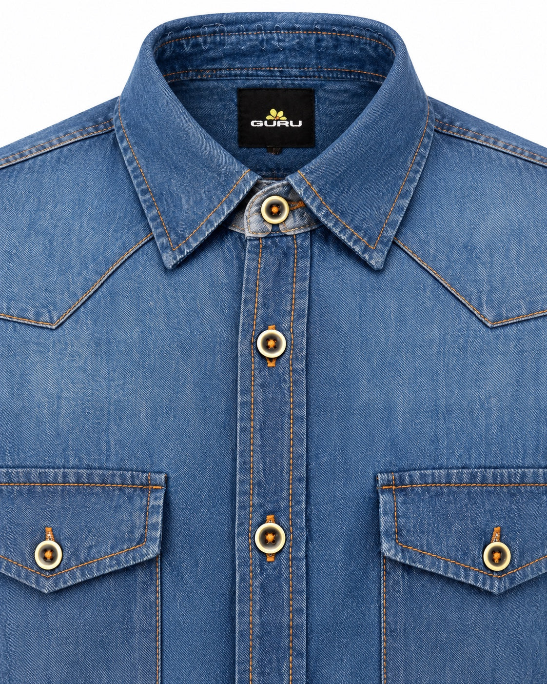 Camicia denim GURU GU/DEMOS, dettaglio del colletto e del logo GURU