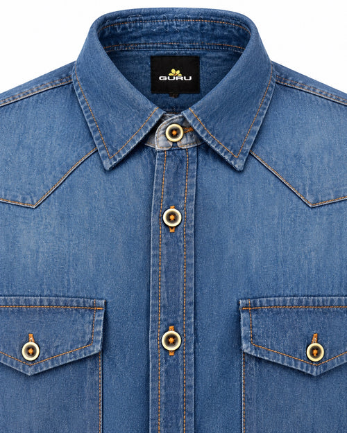 Carica immagine 1 in visualizzazione galleria. Camicia denim GURU GU/DEMOS, dettaglio del colletto e del logo GURU