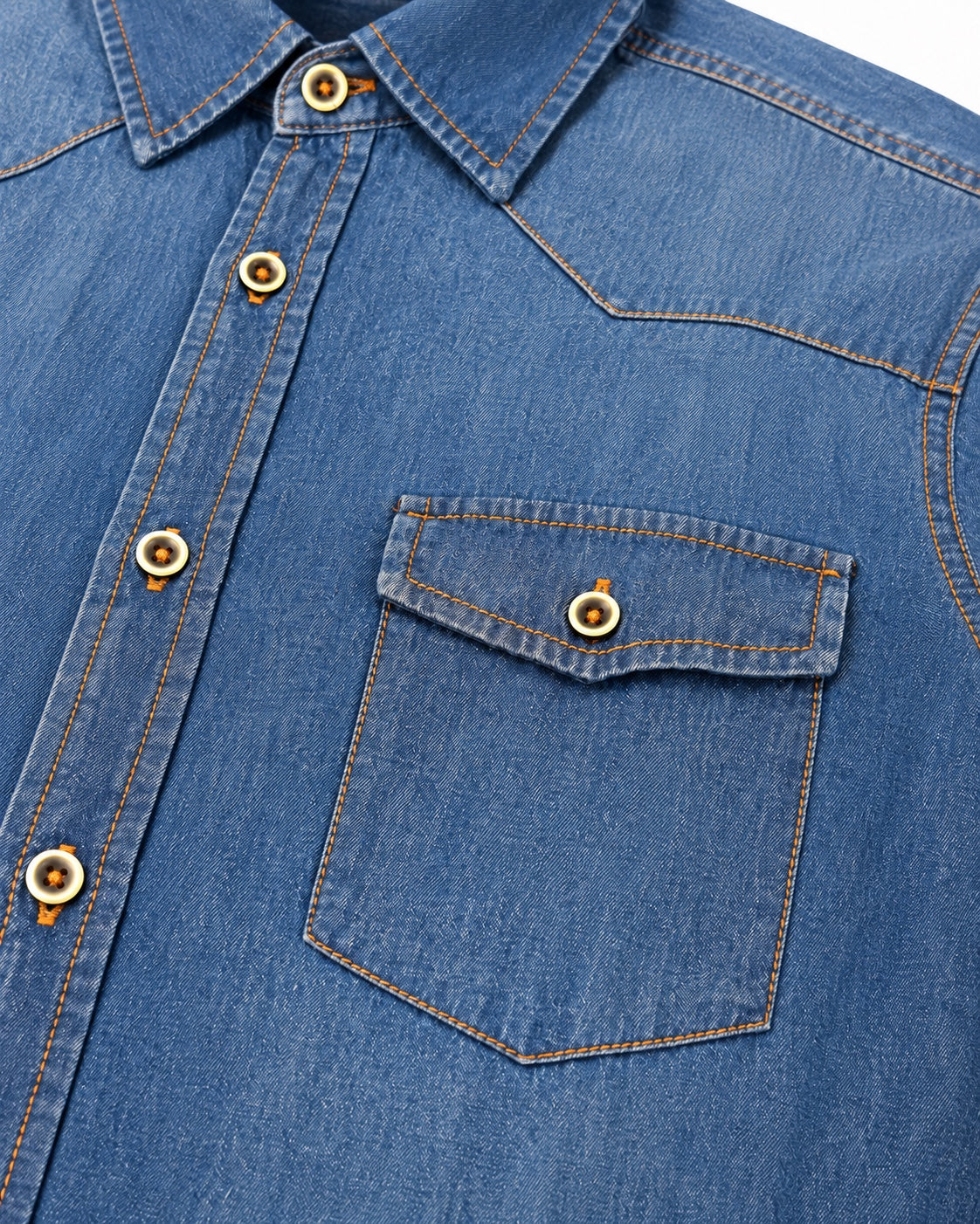 Camicia denim GURU GU/DEMOS, dettaglio tasca con patta e cuciture a contrasto
