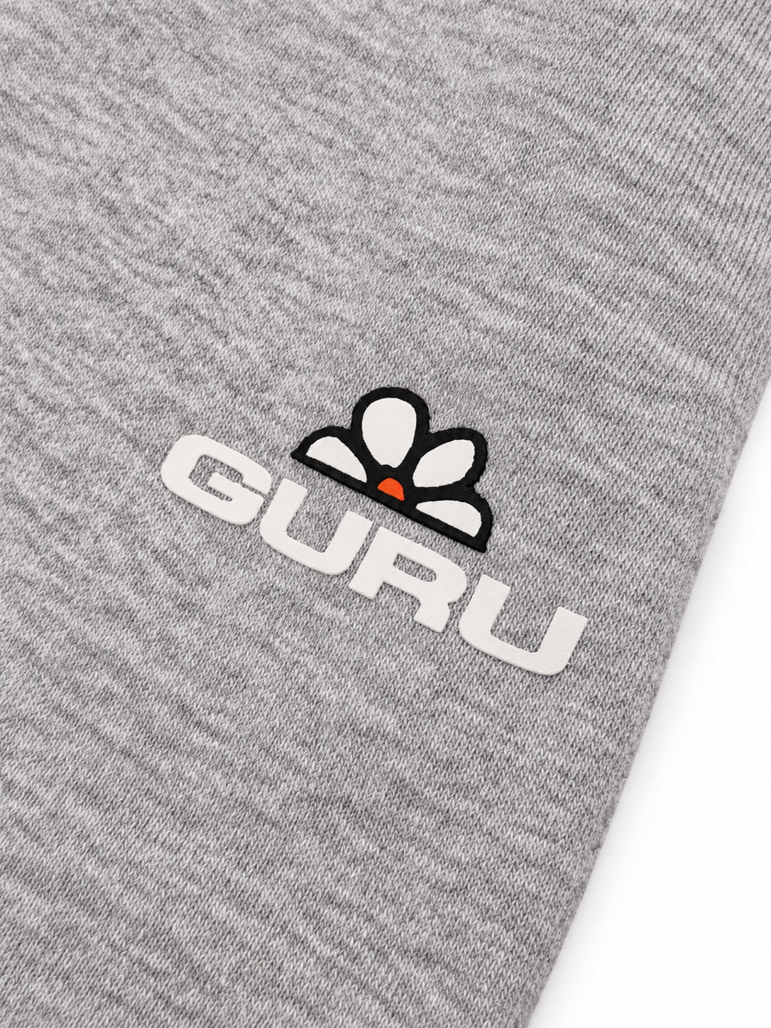 Dettaglio logo GURU pantalone donna in felpa garzata grigio mélange