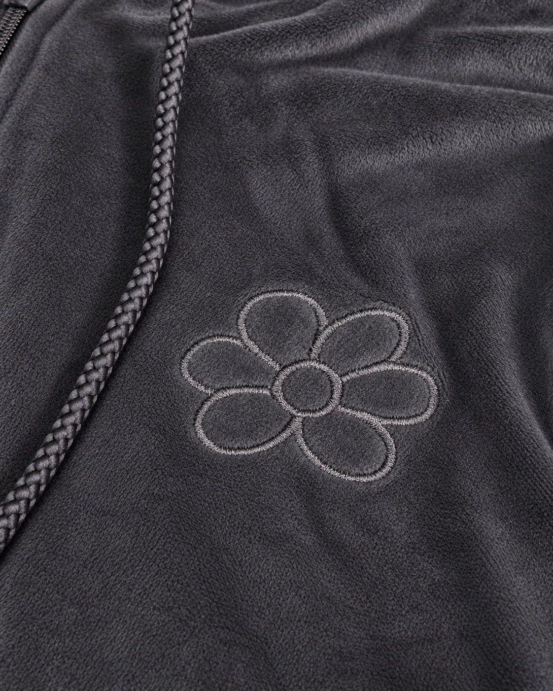 Felpa donna GURU T62G1 05053 antracite – dettaglio logo a fiore ricamato tono su tono