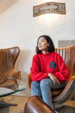 Maglione donna con collo alto e patch ricamata