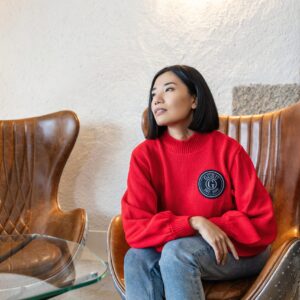 Maglione donna con collo alto e patch ricamata
