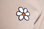 T-shirt uomo con margherita ricamata - immagine 22