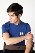 T-shirt uomo con margherita ricamata - immagine 23
